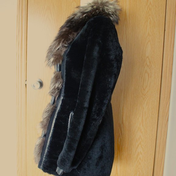 #322 Faux fur/fox fur coat - Picture 3 of 4
